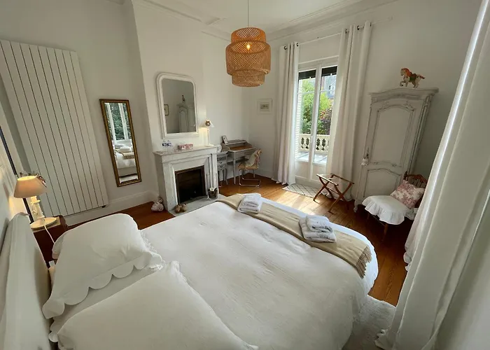 ベッド・アンド・ブレックファスト Le Lierre Et La Rose LʼAigle